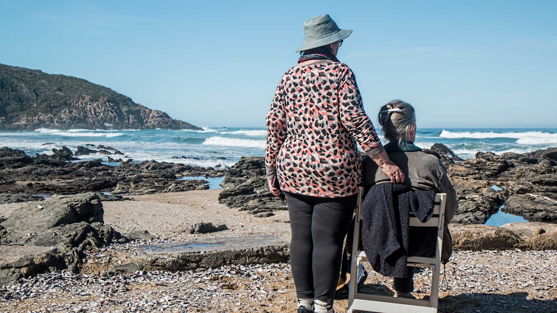 anziane in riva al mare