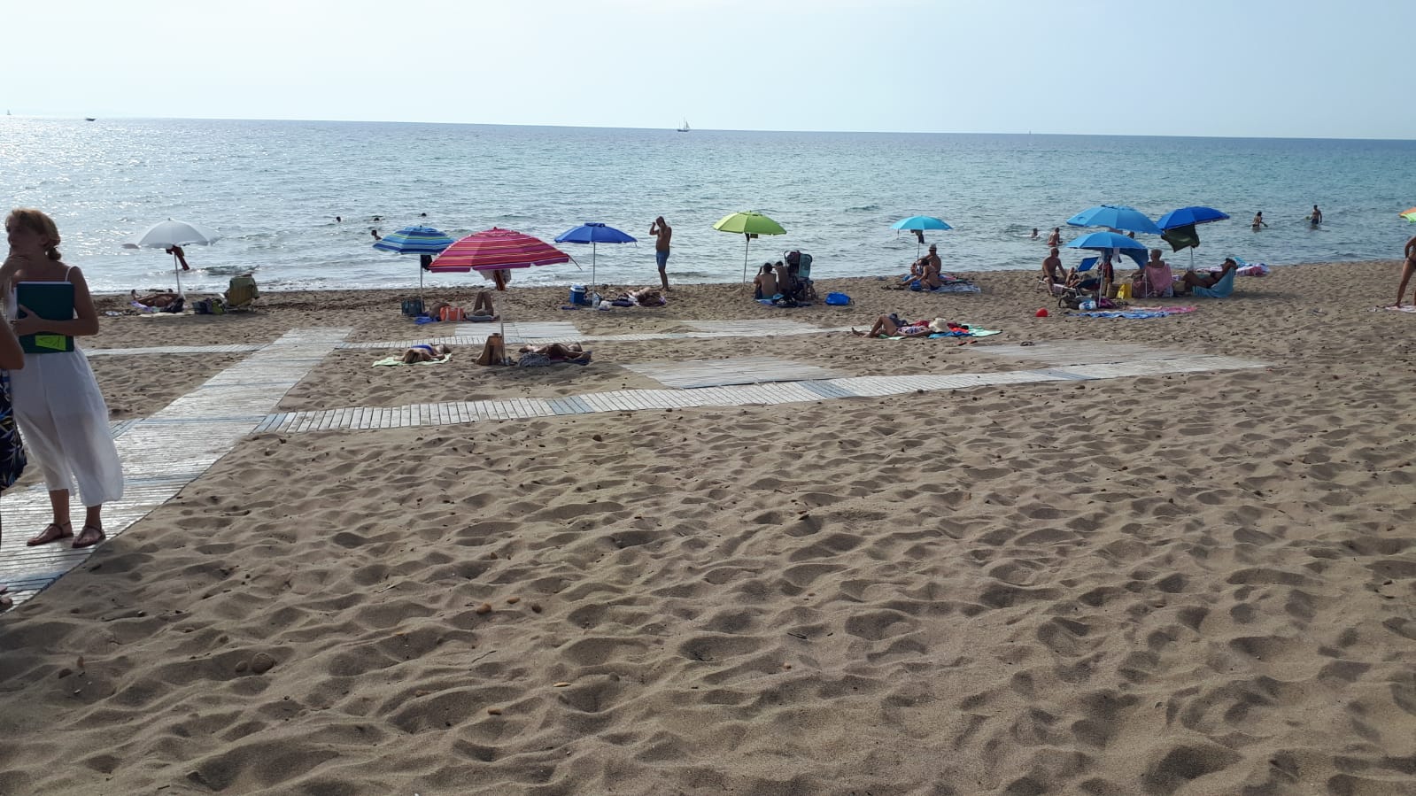 passerella e postazioni in spiaggia per persone con disabilità